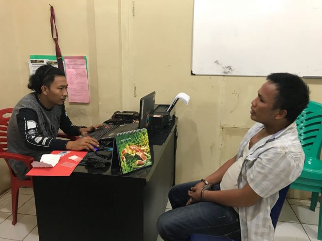 
 Foto IST 
Caption : Ari Yansah Kurir Narkoba, saat menjelani pemeriksaan penyidik Satuan Reserse Narkoba Polres Lampura, Sabtu(2/6).
