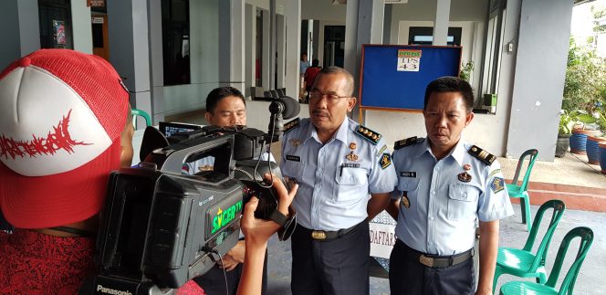 
 Foto Riduan 
Caption : Kalapas Kelas II A Kotabumi Damari, saat diwawancarai wartawan terkait banyaknya warga binaan yang tak dapat memberikan Hak politiknya, pada Pilgub Lampung, Selasa(26/6).