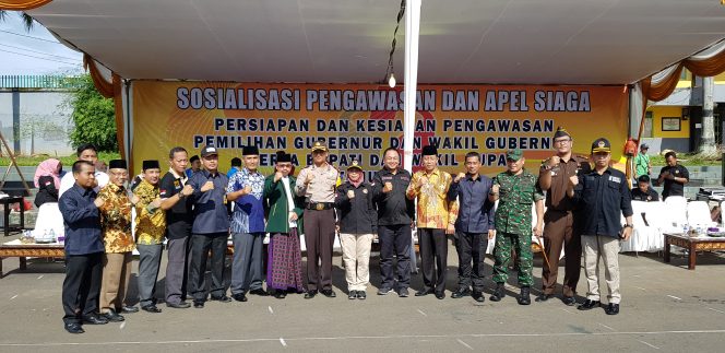 
 Foto Riduan 
Caption : Ketua Bawaslu Provinsi Lampung Fatikhatul Khoiriyah, saat berpose bersama jajaran Forkopimda, KPU dan Panwaslu, serta tokoh masyarakat Lampura. Foto dibidik di Halaman Parkir Stadion Sukung Kotabumi, Minggu(24/6).
 