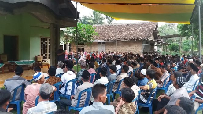 
 Foto IST
Caption : Zainal Abidin Cabup Lampura nomor urut 1, saat menyampaikan program, visi dan misi dalam acara silaturahmi dan berbuka puasa bersama masyarakat Isorejo, Kecamatan Bunga Mayang, Selasa(5/6)
