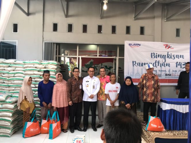 
 Caption foto : Pempimpin BNI Cabang Kotabumi Budi Satria didampingi Pemimpin KCP BNI Baradatu Zulfiadi bersama Bupati Way Kanan H. Raden Adipati Surya saat foto bersama dengan para penerima bingkisan Ramadhan dari BNI. Foto IST