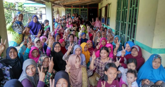 
 Foto IST
Caption : Ice Suryana calon Wabup Lampura nomor urut 2, saat bersama massa pendukungnya di Desa Tulungsingkip, Kecamatan Blambangan Pagar, Minggu(10/6).
