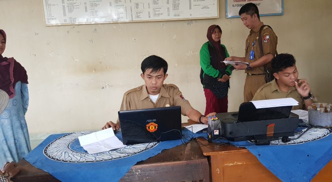 
 Foto Riduan 
Caption : Lurah Kota Alam Felix Sulamdana saat melayani secara langsung warganya, Senin(25/6).
 