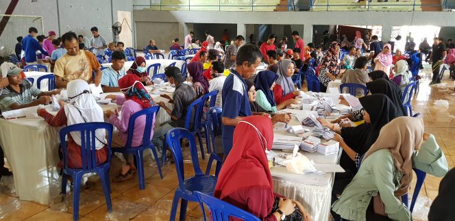 
 Foto Riduan 
Caption : Ratusan warga terlihat sedang melakukan pelipatan surat suara Pilgub di GOR Sukung Kotabumi, Selasa(5/6).
 