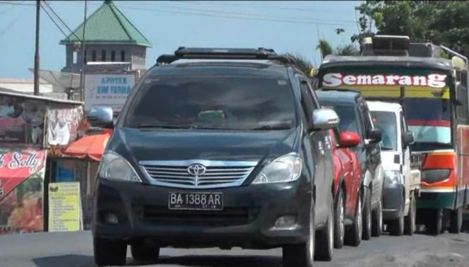 
 Foto IST 
Caption : Salah satu titik kemacetan Jalinsumteng di Kabupaten Lampung Utara. Foto dibidik di perempatan jalan Kebun Empat, Kelurahan Tanjungharapan, Kecamatan Kotabumi Selatan, Minggu(3/6).
