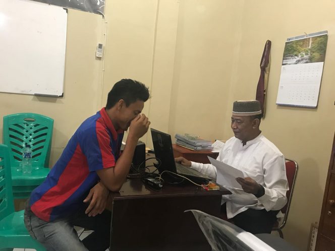 
 Foto : Satres Narkoba Polres Lampura
Caption Foto : Tersangka Narkoba Bulipar, saat menjalani pemeriksaan di Satres Narkoba Polres Lampura, Minggu(24/6).  