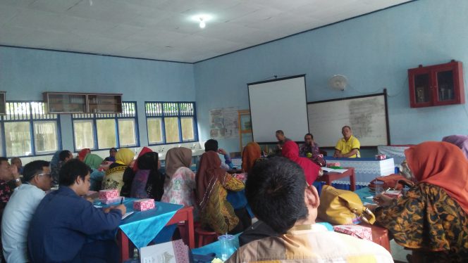 
 Foto IST  Pimpin Rapat: Kadisdikbud Lampura Suwandi saat memimpin Rapat persiapan PPDB tingkat SMP, Jumat(22/6).
