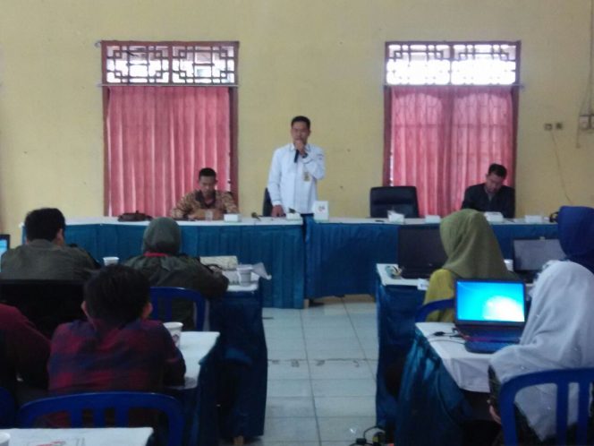 
 Foto Riduan 
Caption : Ketua panwaslu Lampura Zainal Bachtiar saat menyampaikan sambutannya saat rakor perhitungan suara Pilgub Lampung, dan Pilbup Lampura, di hotel Cahaya Kotabumi, Rabu(20/6).