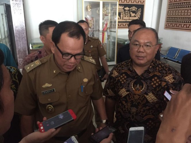 
 Foto RIA  1. Tunjukkan SK: Fiska Rozaina S.E., Kepala Sub Bidang Rekontruksi bidang Rehabilitasi saat menunjukkan SK pengembalian Jabatan, Senin(4/6).  2. Diwawancarai: Sekretaris Kabupaten Lampura H. Samsir bersama Perwakilan dan Mendagri Wisnu Hidayat bersama pihak Provinsi saat diwawancarai terkait Pencabutan SK Roling, Senin(4/6).