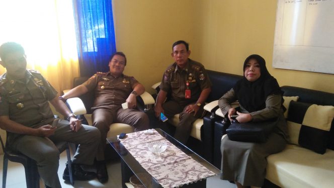 
 Foto RIA  Sekretaris Pol-PP Lampura Doni saat rapat bersama Kabid yang ada di Kantor Satpol-PP Lampura usai menemui petinggi yang ada di BPKAD, Selasa(5/6).
