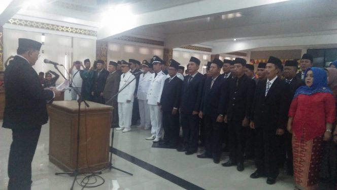 
 Foto RIA  Lantik: Plt. Bupati Lampura H. Sri Widodo saat mengambil sumpah pelatikan Eselon III dan IV dilingkup Pemkab Lampura, kamis(21/6).
