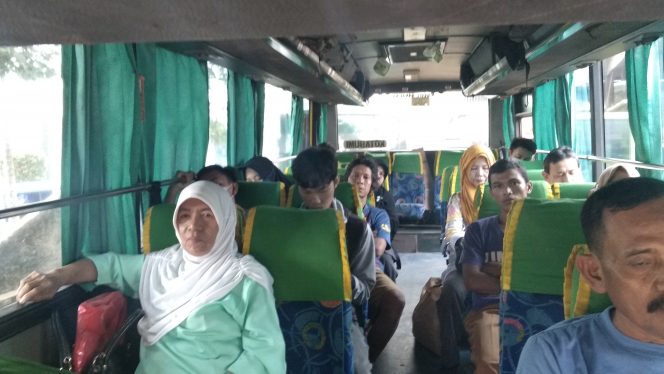 
 Foto : CW7
Caption : Tampak masih banyak bangku kosong di salah satu bus AKDP, menandakan belum ada lonjakan penumpang. Foto dibidik di dalam Bus Puspa Jaya, Selasa(5/6).
