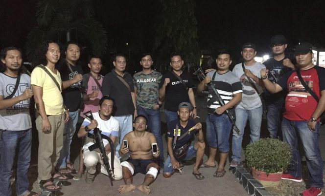 
 Foto Humas Polres Lampura
Caption : Suarda tersangka penyekapan disertai pemerkosaan Oknum Bidan asal Sumsel saat diamankan di Mapolres Lampura, Senin(4/6).
