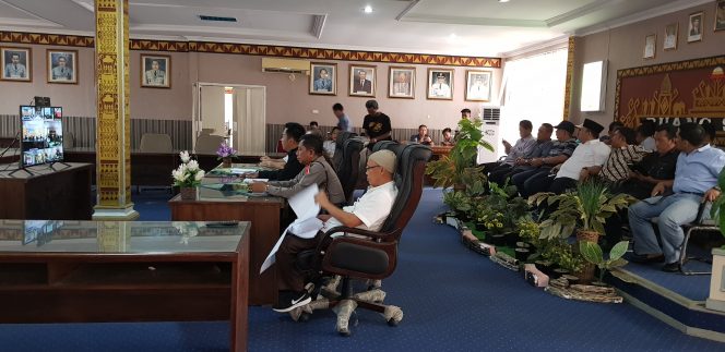 
 Foto Riduan 
Caption : Tampak Ketua KPUD Lampura, Marthon, Ketua Panwaslu Zainal Bachtiar, dan Forkopimda saat melakukan telekonfrence dengan Kemendagri di ruang Siger Pemkab Lampura, Rabu(27/6).
 