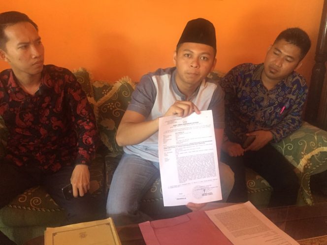 
 Foto IST 
Caption : Joni Depisa saat menunjukan bukti laporan polisi, terkait dugaan kelalaian oknum dokter, Sabtu(3/6)