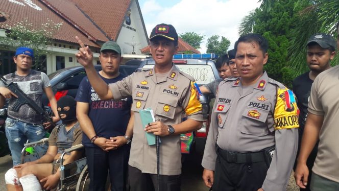 
 Foto: CW7  Caption Foto : AKBP Eka Mulyana saat memberikan keterangan terkait penangkapan 2 begal yang berhasil di ringkus aparat kepolisian dari Mapolres Lampura, Selasa(19/6).