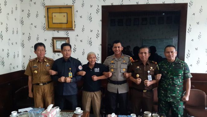 
 Foto : cw7  Caption : Unsur Forkopimda Lampura, bersama Ketua KPUD Marthon, dan Ketua Panwaslu Zainal Bachtiar, bergandengan tangan erat sebagai semangat mensukseskan Pilkada Lampura di Mapolres Lampura, Selasa(26/6).