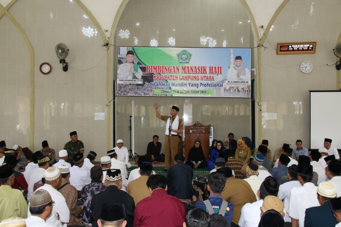 
 Foto Diskominfo Lampura  Caption : Bupati Lampura Hi. Agung Ilmu Mangkunegara saat membuka Bimbingan Manasik Haji di Masjid Islamic Center Kotabumi, Senin(25/6).