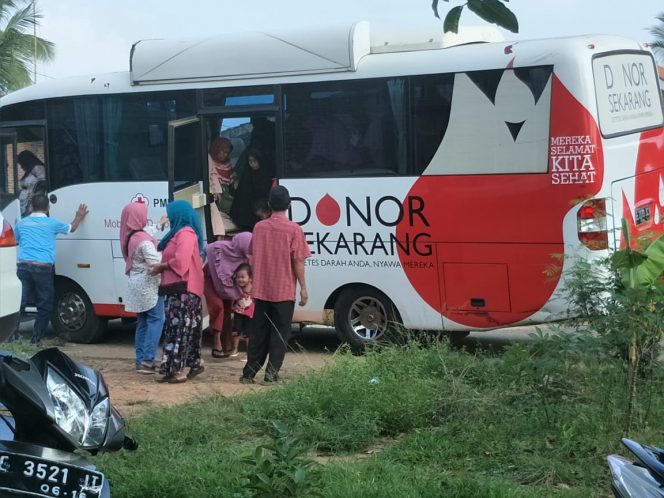 
 Foto IST  Caption : Bus donor darah milik PMI yang tengah menurunkan penumpang disekitar lokasi kampanye dialogis paslon ABDI, di kelurahan Rejosari, Kotabumi, Selasa(5/6). Diduga kuat bus tersebut dipergunakan untuk mobilisasi massa paslon ABDI.  