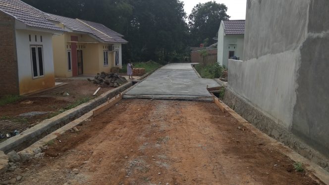 
 Foto : CW7
Caption Foto : Proyek pembangunan badan jalan di seputaran perumahan Nuwo Mapan, Kelurahan Kota Alam tak miliki papan informasi. Foto dibidik Minggu(10/6).  