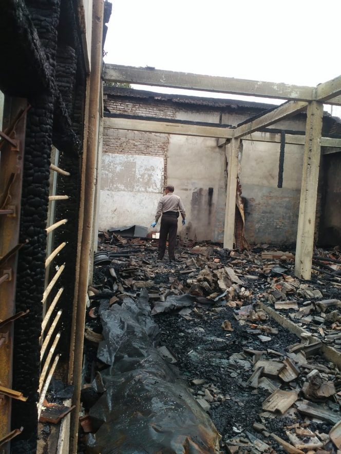 
 Foto : cw7
Caption : Anggota Forensik Polres Lampura, saat melakukan olah TKP di gudang milik H. Ujang yang mengalami kebakaran di simpang Wonogiri, kelurahan Kelapatujuh, Kecamatan Kotabumi Selatan, Senin (25/6).