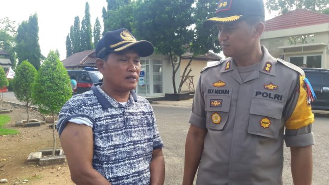 
 Foto : CW7  Caption Foto : Cik Gus salah seorang korban Pembegalan yang menderita luka tembak di lengan kananya, saat berbincang dengan Kapolres Lampura AKBP Eka Mulyana, foto dibidik Selasa (19/6).