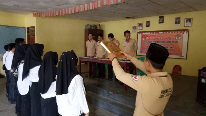 
 Foto IST  Caption : Jajaran Panwascam Abung Selatan saat melantik Panwas TPS, di aula Kecamatan Setempat, Minggu(3/6).