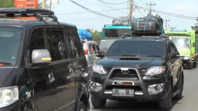 
 Foto : CW7  Caption Foto : Terlihat sejumlah kendaraan dari luar provinsi Lampung, tampak melintasi jalur lintas Kabupaten Lampura, Poto dibidik Rabu (20/6). 