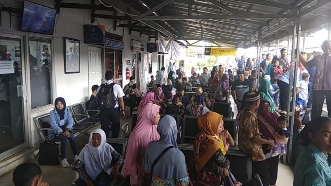 
 Foto IST  Padati: Tampak penumpang jurusan Kotabumi-Bandarlampung saat memadati statiun Kereta Api Cabang Kotabumi Lampura, Selasa(19/6).
