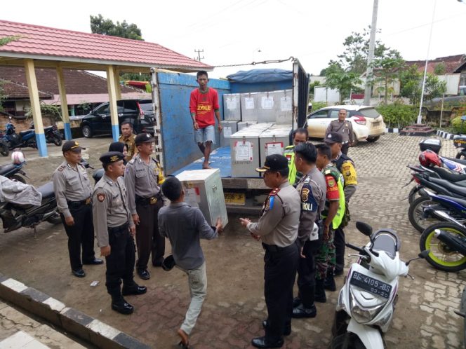 
 Foto CW7
Caption : Gabungan anggota TNI/Polri, saat melakukan pengamanan logistik Pilkada, di kantor Kecamatan Abung Barat, Selasa(26/6).
