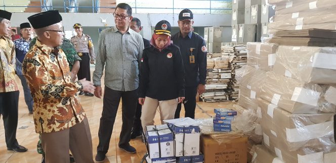 
 Foto Riduan 
Caption : Ketua KPUD Lampura Marthon, saat memberikan penjelasan kepada Ketua Bawaslu Fatikhatul Khoiriyah, saat pemantauan logistik Pilkada yang tersimpan di GOR Sukung Kotabumi, Minggu(24/6).
 