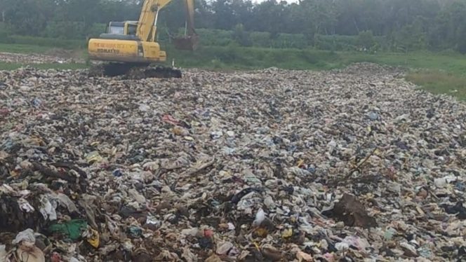 
 Foto IST  Caption : Tampak petugas Escapator di TPA Alam Kari saat meratakan sampah yang meningkat 30 persen dari hari biasanya pasca lebaran, Senin(18/6).
