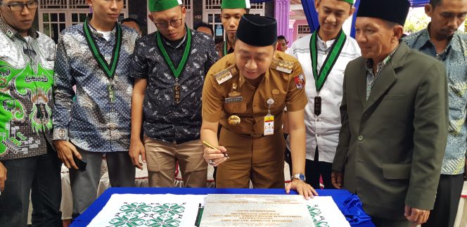 
 Foto Riduan 
Caption : Bupati Lampura Hi. Agung Ilmu Mangkunegara, didampingi Ketua KAHMI Farouk Danial, dan Ketum PB HMI Respiratori Saddam Al – Jihad, saat menandatangani prasasti Sekretariat Depenitif HMI Cabang Kotabumi, Senin(25/6). 
