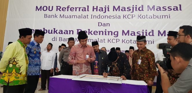 
 Foto Riduan 
Caption : Kepala Kemenag Lampura Qomaru Zaman, saat menandatangani MoU Referal Haji Massal Masjid bersama Branch Manager Bank Muamalat Lampung Mujtahidin, di GSG Islamic Center Kotabumi, Kamis (28/6).
 