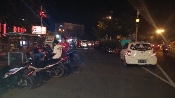 
 Foto CW7
Caption : Badan jalan di seputaran Tugu Payan Mas Kotabumi, saat sore dan siang hari, dijadikan tempat parkir sepeda motor dan mobil milik pengunjung, sehingga mengganggu arus lalulintas. Foto dibidik kamis(7/6) malam. 