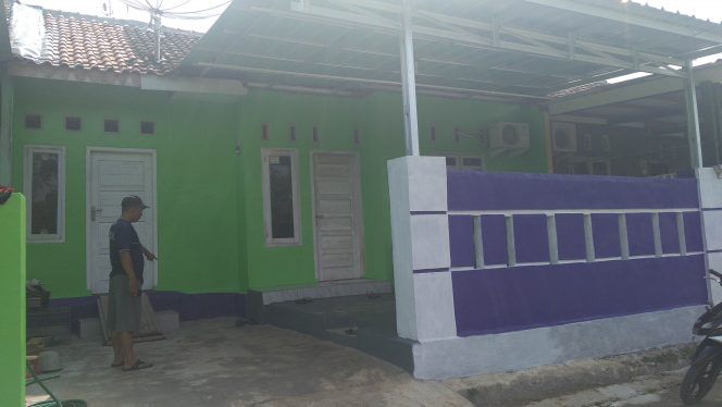 
 Foto IST 
Caption : Salah seorang warga saat menunjukan lokasi sepeda motor milik Fiki terparkir. Foto di kediaman Fiki warga Wonogiri, Minggu(3/6).  