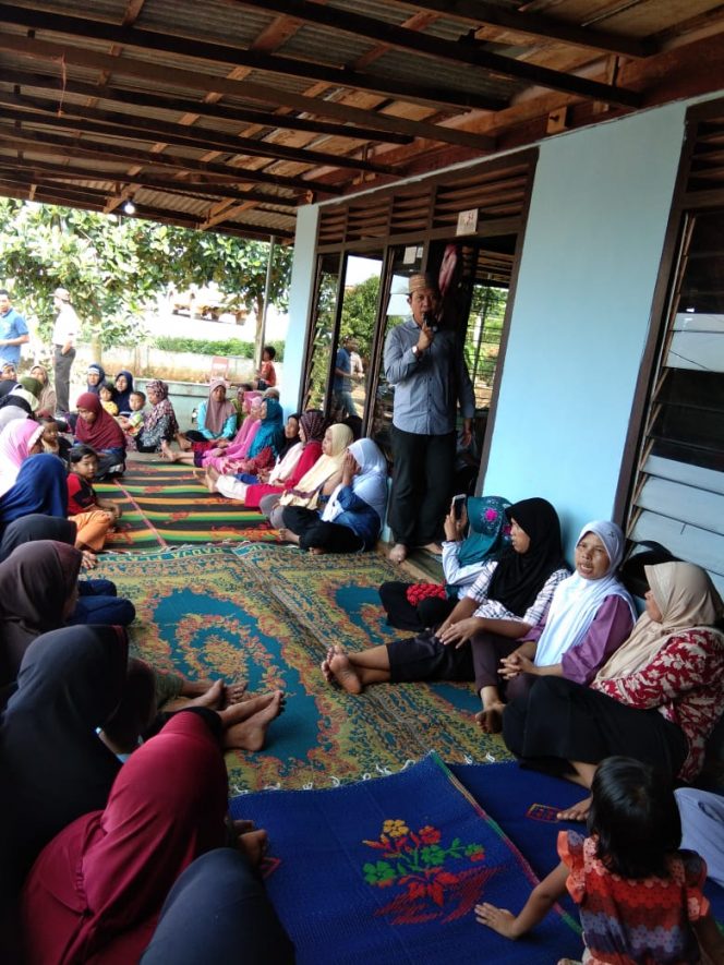 
 Caption foto : M.Yusrizal, ST cawabup Lampura nomor urut 1 tengah menyampaikan visi dan misi dalam kampanye dialogis sekaligus silaturahmi bersama warga desa Sindang Agung Kecamatan Tanjung Raja, kamis (7/6)