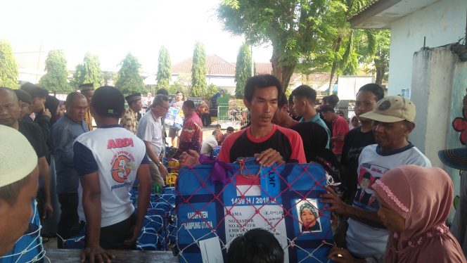 
 Foto RIA
Caption : Tampak para keluarga CJH saat mengantarkan Koper CJH ke Kemenag Lampura yang akan diberangkatkan lebih awal ke Asrama Bandarlampung, Kamis (26/7).