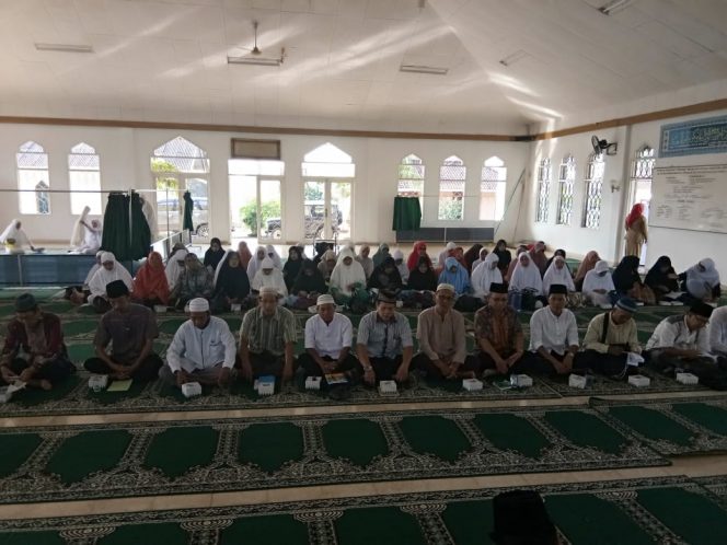 
 Foto IST  Ikut Manasik Haji: Tampak para CJH asal Zona Kecamatan Kotabumi Selatan saat mengikuti Manasik Haji di Masjid Suhhada, Selasa(3/7)  