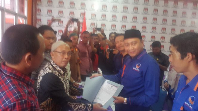 
 Caption foto : Ketua DPD Partai Nasdem Lampura, Agung Ilmu Mangkunegara didampingi sekretarisnya Lozi Darwin, menyerahkan berkas pendaftaran Bacaleg pada ketua KPUD setempat, Senin(16/7)  