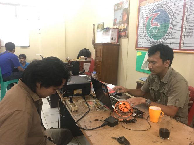 
 Foto : Ferdani  Caption Foto : Ridon Prihartono, tersangka penyalahgunaan narkoba saat menjalani pemeriksaan penyidik di Sat Res Narkoba Polres Lampura, Kamis (26/7).
