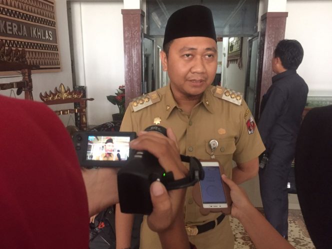 
 Foto Ria--Bupati Lampura Hi. Agung Ilmu Mangkunegara, saat diwawancarai terkait belum akreditasinya RSD Ryacudu Kotabumi, 