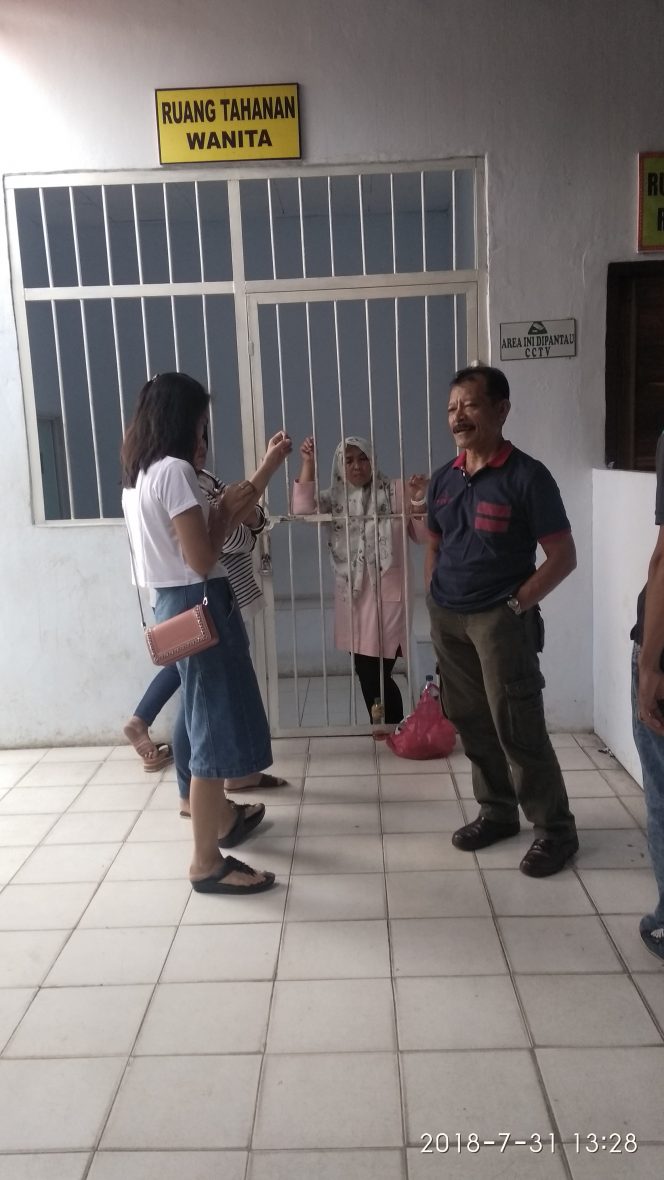  
Foto FERDANI  Sidang: Ivo Lestari Anjela saat menjalani persidangan di Pengadilan Negeri Kotabumi, foto dibidik, Selasa (31/7).