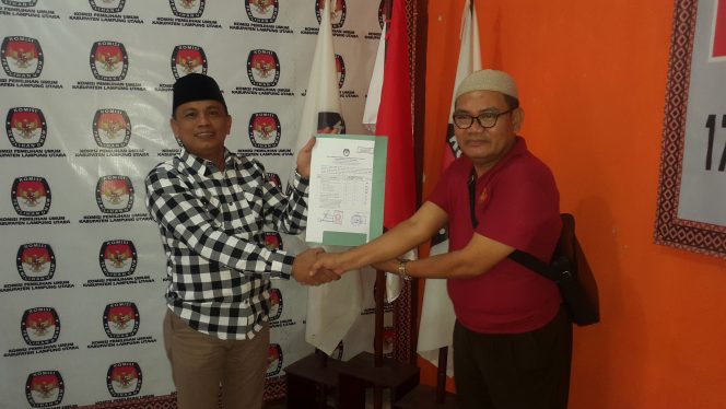 
 Foto : Hery Maulana
Caption foto : Aprizal Ria komisioner KPUD Lampura, saat menerima penyerahakan berkas perbaikan dari Partai Gerindra disekretariat KPUD setempat, Selasa (31/7).