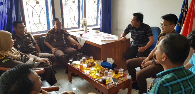 
 Foto Riduan 
Caption : Kajari Lampura Sunarwan beserta jajarannya, saat berkunjung ke Kantor PWI Lampura, Selasa (24/7).
