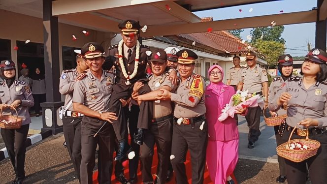 
 Foto FERDANI  Kapolres Lampura AKBP Eka Mulyana bersama pejabat utama Polres setempat saat memikul Kompol Tajudin menuju Mobil miliknya, Selasa (31/7).