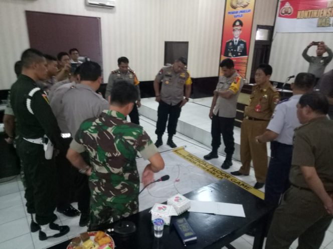 
 Caption Foto : Kapolres Lampura AKBP Eka Mulyana saat memimpin Pelatihan Tactical Floor Game (TFG) di Aula Rekonfu Polres setempat, foto dibidik Selasa(3/7). Foto : ferdani  
