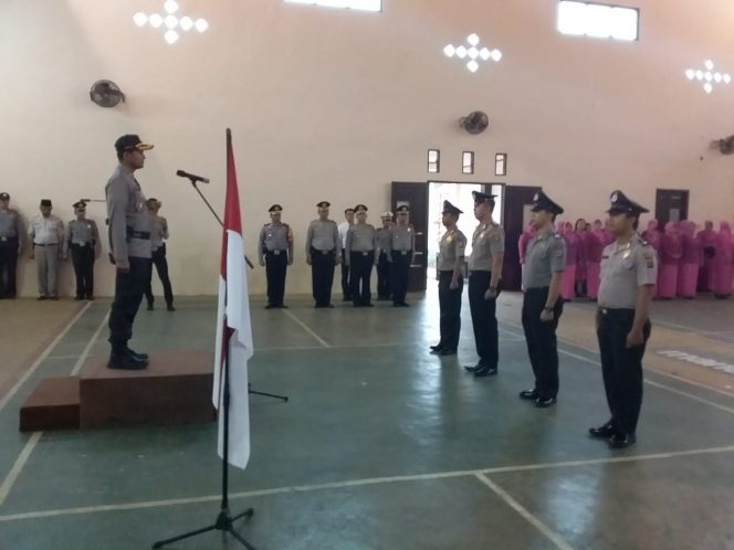 
 Foto : Humas Polres Lampura  Caption : Kapolres Lampura AKBP Eka Mulyana saat memimpin Upacara Korp Raport Kenaikan Pangkat. Foto dibidik di GSG Mapolres setempat Jumat(29/6).