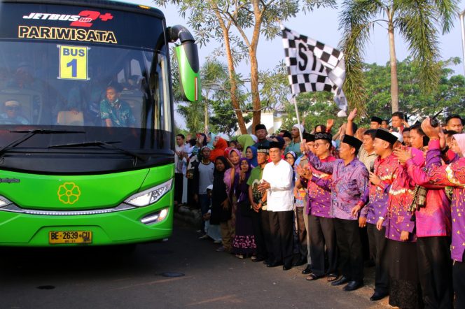 
 Foto Diskominfo Lampung Utara  Caption : Bupati Lampura Hi. Agung Ilmu Mangkunegara didampingi Ketua DPRD H. Rachmat Hartono dan Anggota Komisi IV Hj. Sandy Juwita saat melepas CJH di Halaman Islamic Center Kotabumi, Jumat(27/7).  