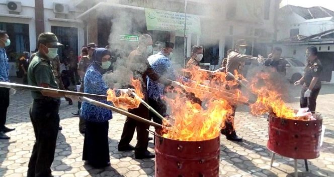 
 Foto FERDANI  Musnahkan BB: Kepala Kejari Lampura  Sunarwan didampingi oleh unsur hukum dan pemerintahan, saat melakukan pemusnahan barang-bukti hasil kejahatan, Selasa (17/7).
